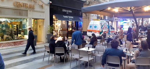 Sanremo: grave malore in una farmacia di via Matteotti, ambulanze sul posto per soccorrere un uomo Sanremo: grave malore in una farmacia di via Matteotti, ambulanze sul posto per soccorrere un uomo