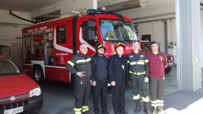 Ventimiglia: Monsignor Antonio Suetta in visita al distaccamento dei Vigili del Fuoco