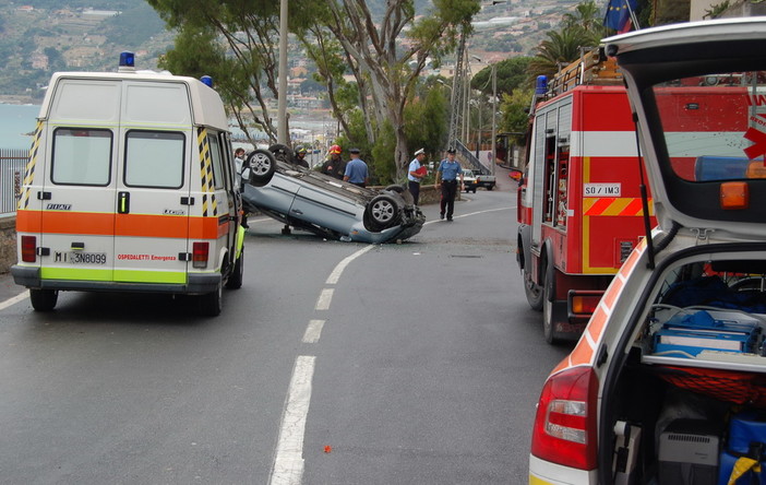 Ospedaletti: impressionante volo di un auto per 30 metri