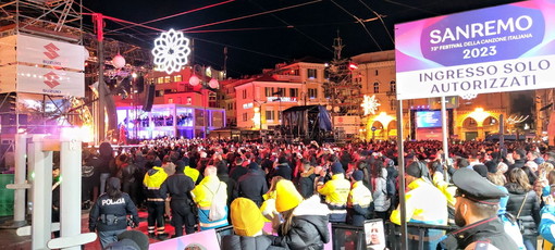 Festival di Sanremo 2023: giovani e meno giovani entusiasti per i concerti in piazza Colombo (Video) Festival di Sanremo 2023: giovani e meno giovani entusiasti per i concerti in piazza Colombo (Video)