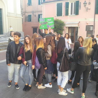 Imperia: manifestazione degli studenti contro la riforma della 'Buona scuola' proposta dal Governo Renzi (Foto e Video) Imperia: manifestazione degli studenti contro la riforma della 'Buona scuola' proposta dal Governo Renzi (Foto e Video)