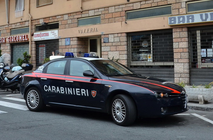 Bordighera: 30enne dell'Est ruba del vino al Carrefour, arrestato nel pomeriggio di ieri dai Carabinieri Bordighera: 30enne dell'Est ruba del vino al Carrefour, arrestato nel pomeriggio di ieri dai Carabinieri