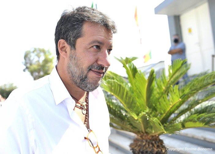 Assolti i contestatori di Salvini che gli lanciarono uova e carta igienica, il leader della Lega: “Non porto rancore e non chiedo vendetta” (Video) Assolti i contestatori di Salvini che gli lanciarono uova e carta igienica, il leader della Lega: “Non porto rancore e non chiedo vendetta” (Video)