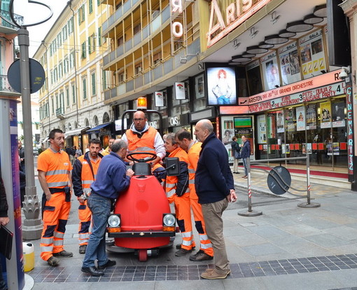 Sanremo: parte il servizio di lavaggio dei marciapiedi, istruiti questa mattina i dipendenti di Amaie Energia Sanremo: parte il servizio di lavaggio dei marciapiedi, istruiti questa mattina i dipendenti di Amaie Energia