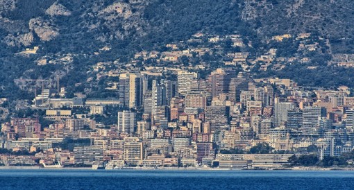 Monaco, al via lo spegnimento notturno delle facciate e delle finestre dei locali