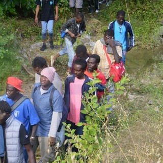 Ventimiglia: 300 migranti in marcia verso il confine, abbandonato il fiume all'altezza di Torri si sono sparpagliati nei boschi, zona presidiata dalle forze dell'ordine