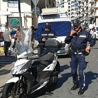 Il motorino ritrovato dagli agenti in piazza Eroi Il motorino ritrovato dagli agenti in piazza Eroi