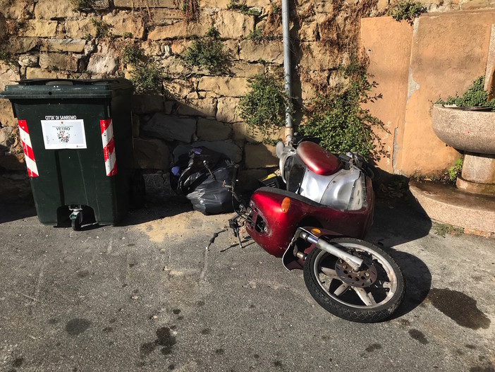 Il motorino abbandonato in via Carducci