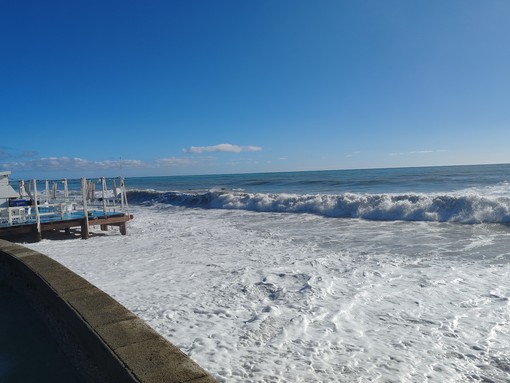 Maltempo in Liguria, Imperiese nella morsa del Libeccio: raffiche fino a 100 km/h e mareggiate con onde di 9 metri Maltempo in Liguria, Imperiese nella morsa del Libeccio: raffiche fino a 100 km/h e mareggiate con onde di 9 metri