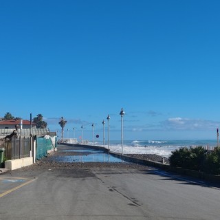 Mareggiata a Vallecrosia, le onde raggiungono la passeggiata: strada chiusa (Foto)