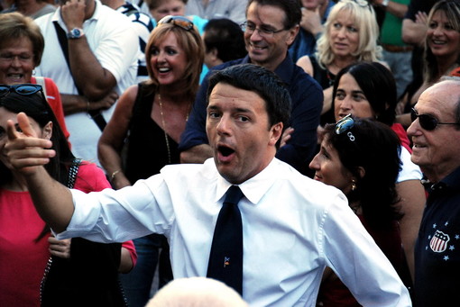 Matteo Renzi - Walter Veltroni, volti diversi ma stesso comportamento. Quando il nuovo ed il vecchio coincidono Matteo Renzi - Walter Veltroni, volti diversi ma stesso comportamento. Quando il nuovo ed il vecchio coincidono