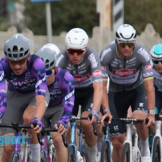 Arrivo in via Roma della corsa ciclistica Milano-Sanremo