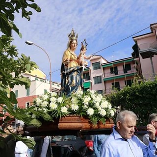 Dopo quasi 10 mesi di lavoro di restauro tornata a Pontedassio la statua della Madonna del Rosario Dopo quasi 10 mesi di lavoro di restauro tornata a Pontedassio la statua della Madonna del Rosario