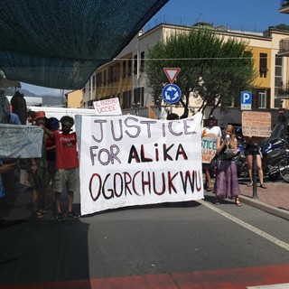 Ventimiglia: manifestazione di protesta al mercato per l'assassinio di Alika Ogorchukwu, l’uomo ucciso a Civitanova Marche