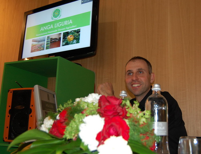 Mancano i fiori sul palco del Festival di Sanremo: nuovo intervento del presidente Anga Mancano i fiori sul palco del Festival di Sanremo: nuovo intervento del presidente Anga