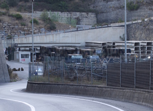 Taggia: convoglio militare scortato dai Carabinieri all'uscita dell'autostrada Taggia: convoglio militare scortato dai Carabinieri all'uscita dell'autostrada