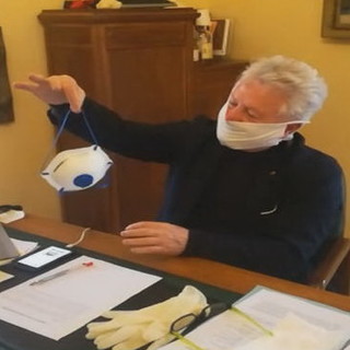 Ventimiglia: duro attacco del Sindaco Scullino alla Protezione Civile nazionale "Queste non sono mascherine ma carta straccia" (Video)