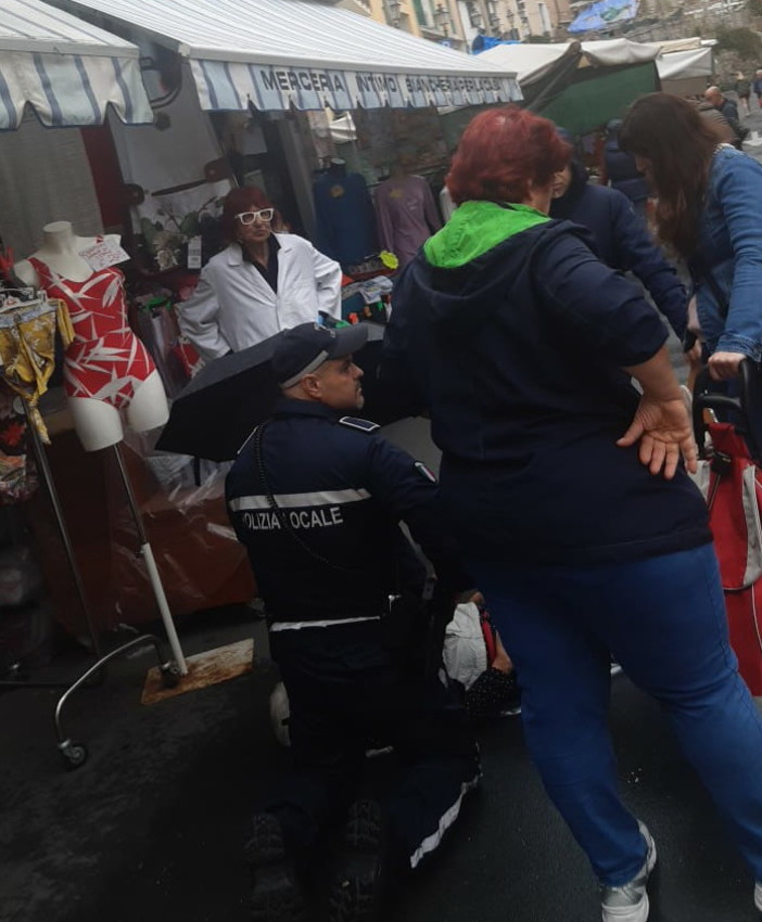Sanremo: malore stamattina per una donna al mercato, mobilitazione di soccorsi e trasferimento in ospedale Sanremo: malore stamattina per una donna al mercato, mobilitazione di soccorsi e trasferimento in ospedale