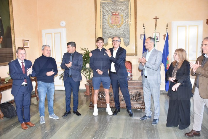 Matteo Arnaldi ricevuto dal Sindaco Biancheri: "Grazie per la vittoria ma anche per la tua educazione e semplicità" (Foto e Video) Matteo Arnaldi ricevuto dal Sindaco Biancheri: "Grazie per la vittoria ma anche per la tua educazione e semplicità" (Foto e Video)