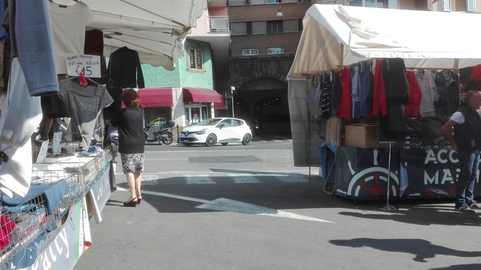 Sanremo: pericolosa 'via' lasciata libera dai new jersey al mercato, serve un correttivo (Foto) Sanremo: pericolosa 'via' lasciata libera dai new jersey al mercato, serve un correttivo (Foto)