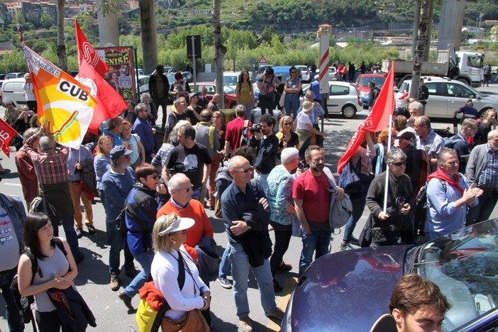 Ventimiglia: tutte le foto e i video della manifestazione "Per la solidarietà - Contro l'Intolleranza". Circa 300 i partecipanti. Petrini: "Asilo va esteso anche ai migranti economici" Ventimiglia: tutte le foto e i video della manifestazione "Per la solidarietà - Contro l'Intolleranza". Circa 300 i partecipanti. Petrini: "Asilo va esteso anche ai migranti economici"