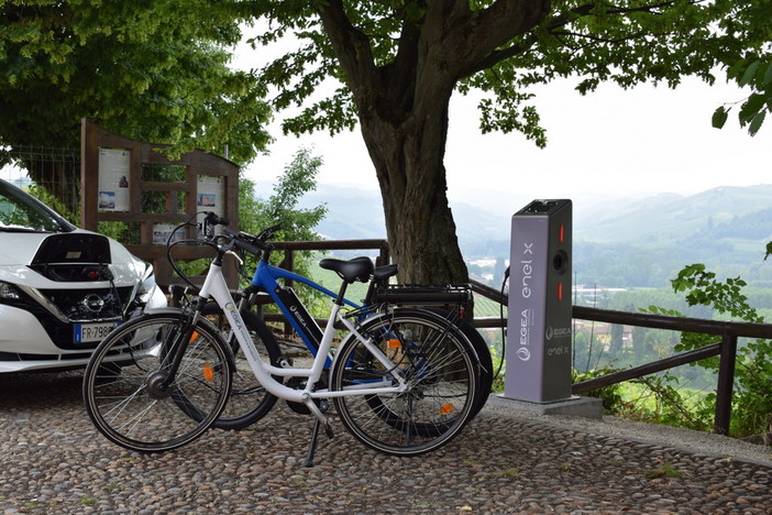 La mobilità elettrica per la crescita di turismo e territorio oggi al castello di Grinzane Cavour La mobilità elettrica per la crescita di turismo e territorio oggi al castello di Grinzane Cavour