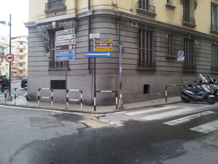Sanremo: perdita d'acqua da una tubazione sotto rondò Francia, stamane intervento dell'Amaie Sanremo: perdita d'acqua da una tubazione sotto rondò Francia, stamane intervento dell'Amaie