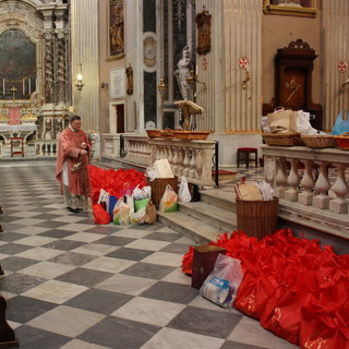 Imperia: ieri la consegna di 250 pacchi dono durante la Messa della Carità a San Giovanni Imperia: ieri la consegna di 250 pacchi dono durante la Messa della Carità a San Giovanni