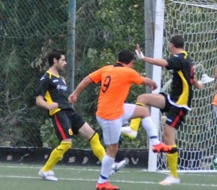 Nella foto Matteo Cutellè (Ospedaletti) al tiro: sarà ritorno al gol domani pomeriggio contro il Bordighera Sant'Ampelio?