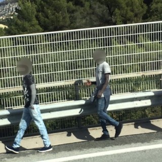 Ventimiglia: traffico bloccato per un'ora oggi pomeriggio sulla A10 per il passaggio a piedi dei migranti