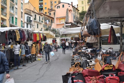 Mercato a Sanremo: gli ambulanti tentano di rimanere in piazza Eroi ma sono pronti anche all'ipotesi del lungomare Calvino