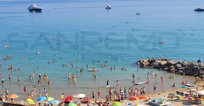 Weekend di sole e gran caldo in provincia di Imperia: spiagge prese d'assalto e afa persistente lungo tutta la costa