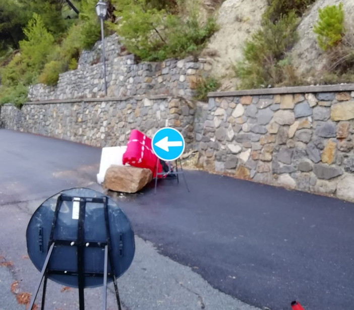 Ventimiglia: masso si stacca dalla parete e cade sulla strada a Grimaldi, per fortuna non passava nessuno