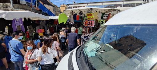 Sanremo: boom di francesi al mercato e nei locali, oggi il Covid sembra un lontano ricordo e lunedì 'zona bianca' Sanremo: boom di francesi al mercato e nei locali, oggi il Covid sembra un lontano ricordo e lunedì 'zona bianca'