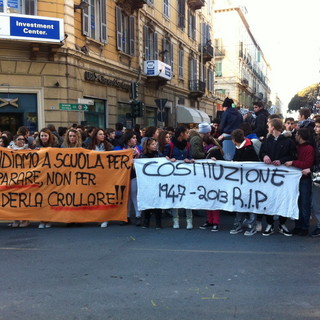 Sanremo: infiltrati hanno cercato di convincere gli studenti a bloccare le strade della città Sanremo: infiltrati hanno cercato di convincere gli studenti a bloccare le strade della città