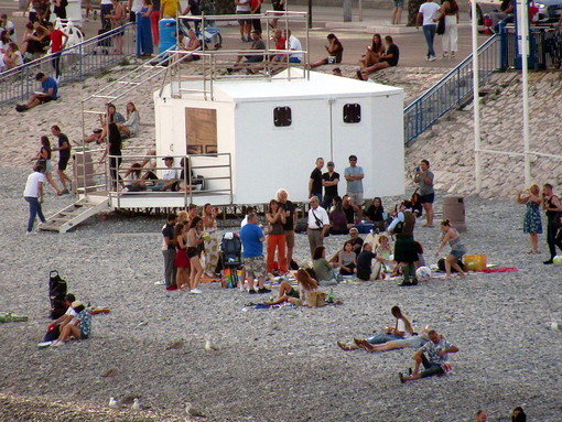 Un pic-nic serale sulla spiaggia di Nizza