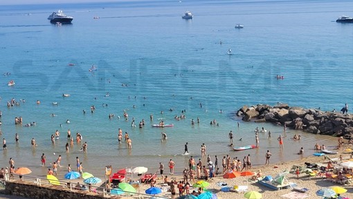 Weekend di sole e gran caldo in provincia di Imperia: spiagge prese d'assalto e afa persistente lungo tutta la costa Weekend di sole e gran caldo in provincia di Imperia: spiagge prese d'assalto e afa persistente lungo tutta la costa