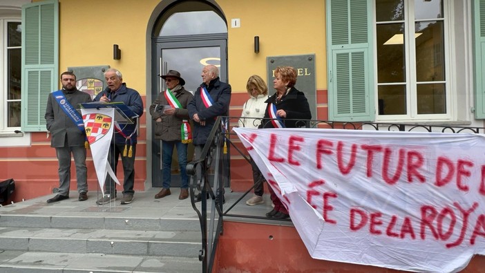 Non c'è neppure più la voglia di protestare: poche decine di persone a Tenda per la manifestazione sul tunnel Non c'è neppure più la voglia di protestare: poche decine di persone a Tenda per la manifestazione sul tunnel
