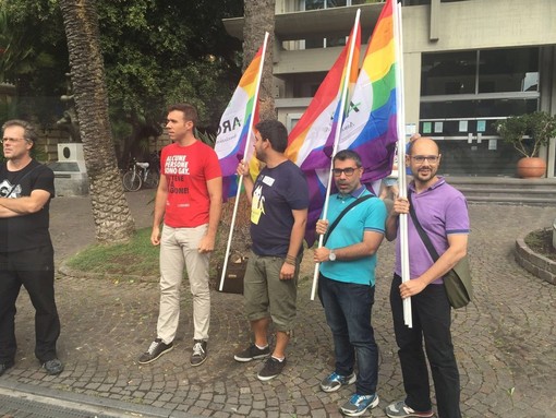 Diano Marina: manifestazione di 'Mia Arcigay' contro le dichiarazioni del Sindaco Chiappori sulle unioni civili (Foto e Video) Diano Marina: manifestazione di 'Mia Arcigay' contro le dichiarazioni del Sindaco Chiappori sulle unioni civili (Foto e Video)