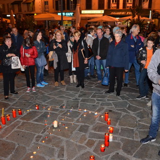 Sanremo: grande partecipazione e momenti commoventi alla manifestazione per la pace in piazza Colombo Sanremo: grande partecipazione e momenti commoventi alla manifestazione per la pace in piazza Colombo