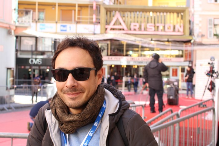 Matteo Brancaleoni di fronte al Teatro Ariston di Sanremo