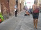 Imperia: artista di strada multato in via Cascione, linea dura della Polizia Municipale nel capoluogo (Foto)