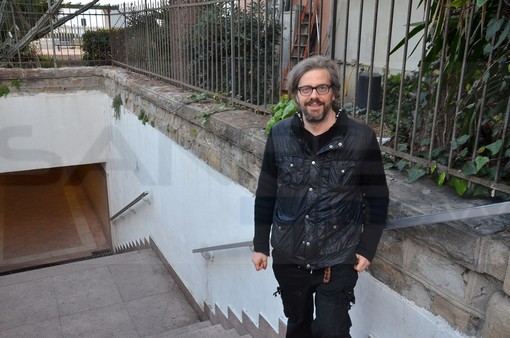 Assodeejay a fianco di Marco Fusi, l'artista multato ieri a Bordighera mentre suonava vicino alla stazione Assodeejay a fianco di Marco Fusi, l'artista multato ieri a Bordighera mentre suonava vicino alla stazione