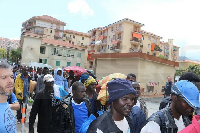Ventimiglia: situazione migranti, un lettore "La si finisca con il buonismo che mette in marcia popoli e fa annegare gente"