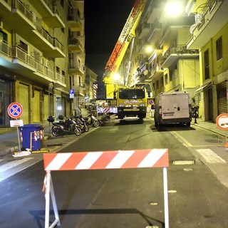 Sanremo: chiusa stanotte per alcune ore via Martiri per l'installazione di un nuovo traliccio per la telefonia (Foto)