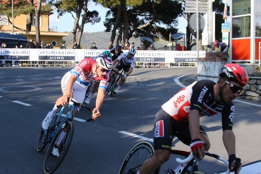 Milano-Sanremo: ordinanza anti assembramento, è andata tutto sommato bene ma in tanti non l'hanno rispettata
