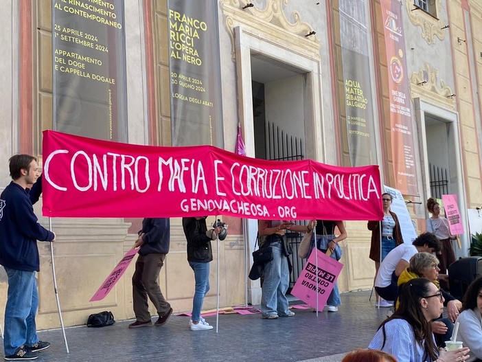 "Il presidente Toti si deve dimettere": in centinaia al presidio in piazza De Ferrari (Foto)