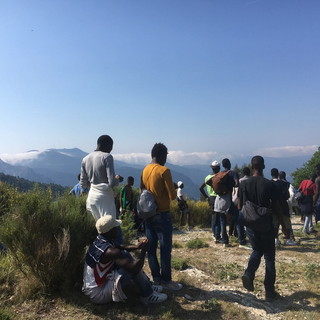 Non sono ancora arrivati a Nizza i migranti accompagnati da Cedric Herrou: ci saranno domani (Foto) Non sono ancora arrivati a Nizza i migranti accompagnati da Cedric Herrou: ci saranno domani (Foto)