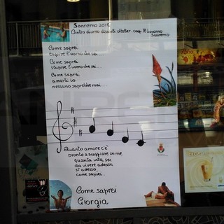 I cartelloni con le canzoni del Festival del centro disabili Atelier il liocorno nelle vetrine per il terzo anno I cartelloni con le canzoni del Festival del centro disabili Atelier il liocorno nelle vetrine per il terzo anno