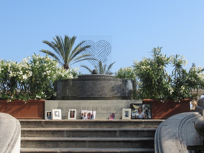 Il Memoriale alle vittime nel giardino di Villa Massena a Nizza Il Memoriale alle vittime nel giardino di Villa Massena a Nizza